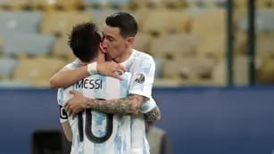 Ángel Di Mar celebra el gol de la final con Lionel Messi