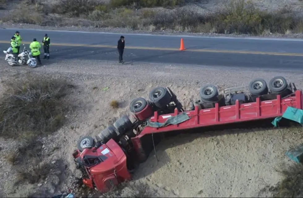 Un camión volcó en un cerro de Río Negro.