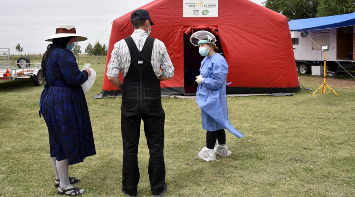 Pobladores de la Colonia son atendidos por personal del Codes. (Foto: APN)