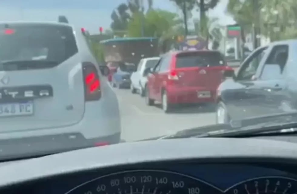Un cordobés transportó una pileta en su auto y se hizo viral.