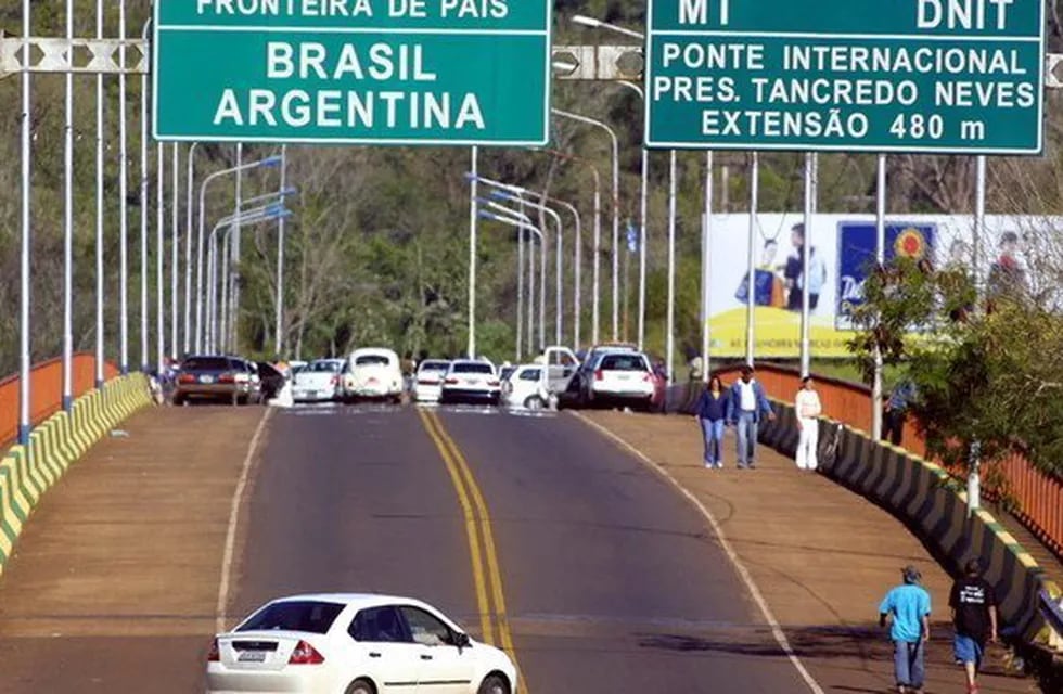 Un taxista se descompensó y falleció camino al puente Tancredo Neves.