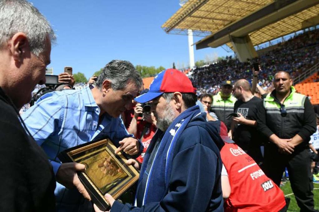 Diego Maradona fue reconocido por el presidente de Godoy Cruz. 