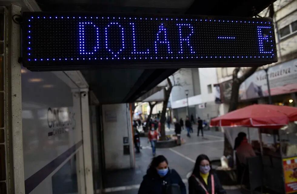 Cotización del dólar, devaluacion del peso, pizarra en city Córdoba.