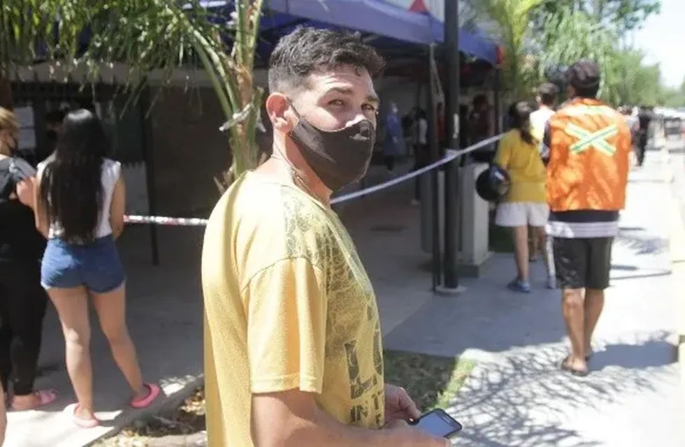 El joven que guarda lugar en las filas de hisopado