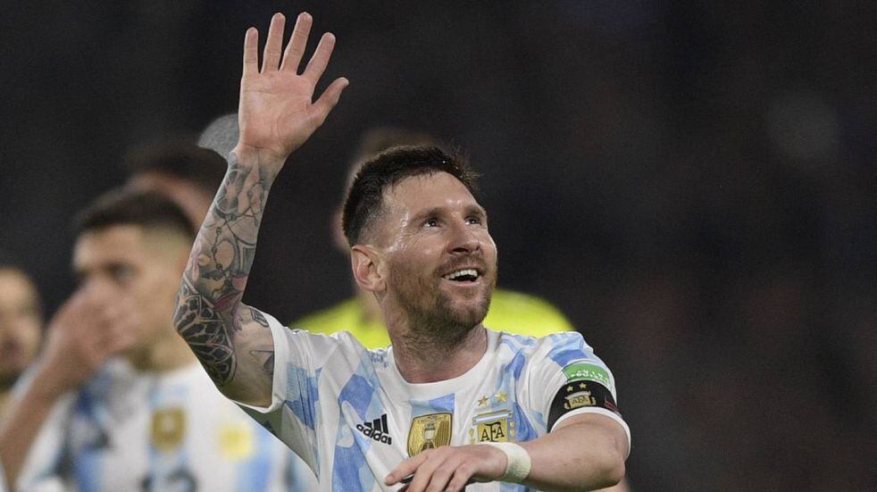 Lionel Messi saludando al público argentino tras el triunfo ante Venezuela