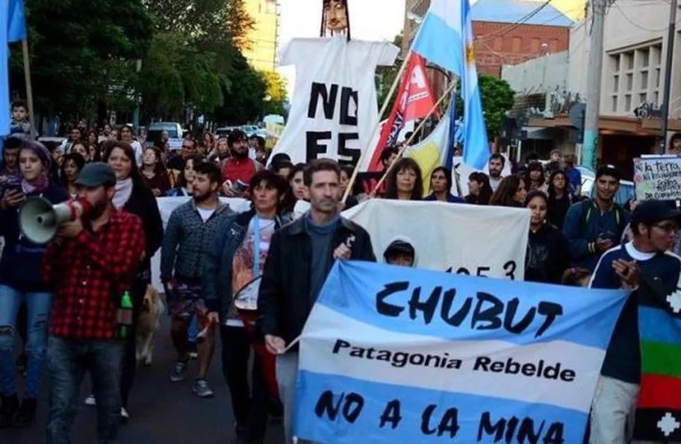 Marcha contra la mineria en  Chubut