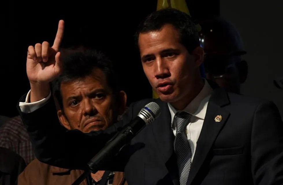 Venezuelan opposition leader and self-proclaimed acting president Juan Guaido speaks during a meeting with a group of workers of the state oil company of Venezuela (PDVSA) at the Metropolitan University in Caracas, on May 3, 2019. - Venezuelan opposition leader Juan Guaido called for peaceful demonstrations at army bases, days after a military uprising in support of his bid to oust President Nicolas Maduro fizzled out. (Photo by YURI CORTEZ / AFP)