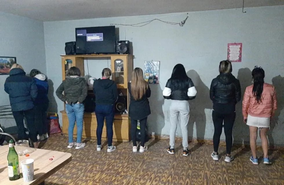 Parte del grupo de jóvenes que fueron identificados por la policía porque participaban de una fiesta clandestina en la Ciudad de San Luis. Gentileza