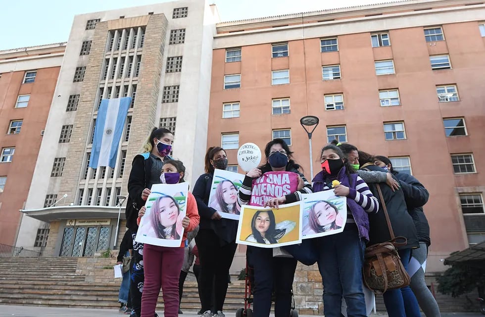 La familia y amigas de Florencia Romano durante el juicio en que fue condenado el femicida de la adolescente. Foto: José Gutierrez / Los Andes.