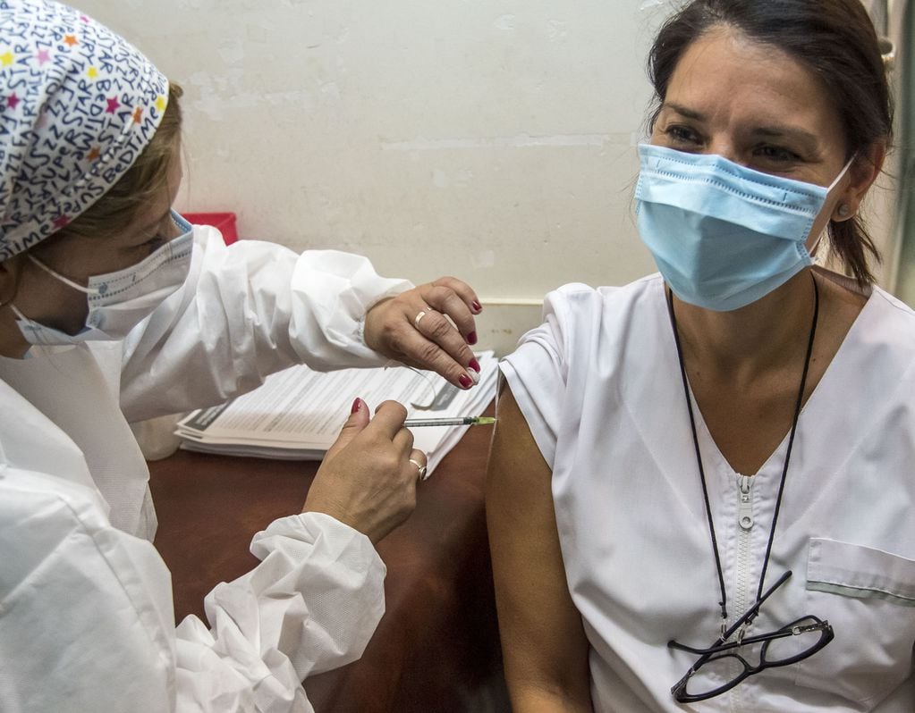 Campaña de vacunación contra el coronavirus en la Argentina. (AFP)