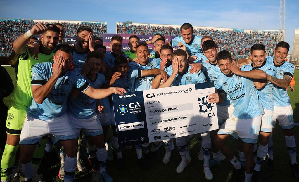Todo el plantel de Belgrano festejó con su gente el pase de ronda en la Copa Argentina (Foto: Belgrano).