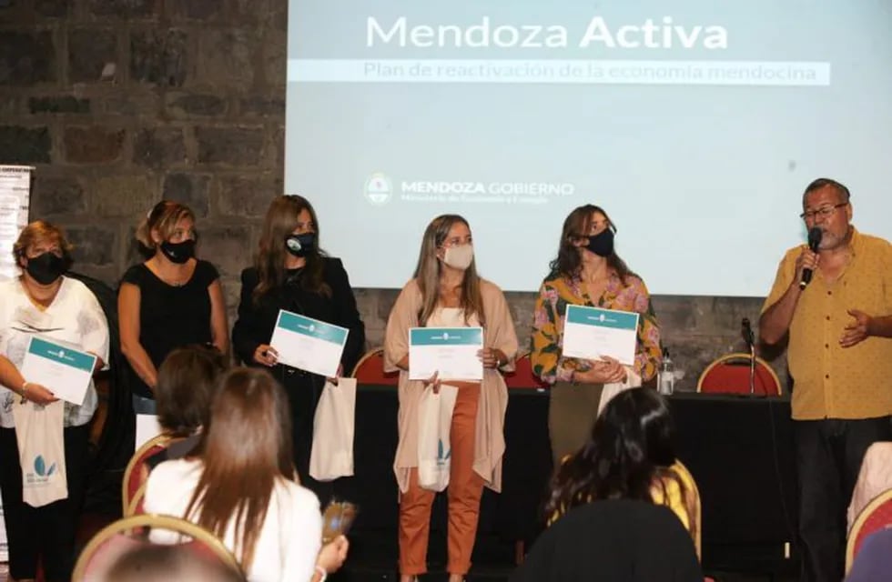 Uno de los grupos de emprendedoras que fueran reconocidos durante el encuento organizaado por el ministerio de Economía de Mendoza. Gentileza Gobierno de Mendoza