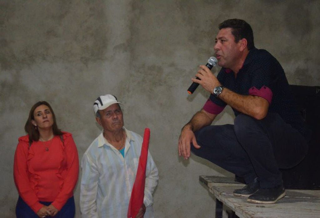 Nelson Luján en los festejos por la elección en Villa del Prado