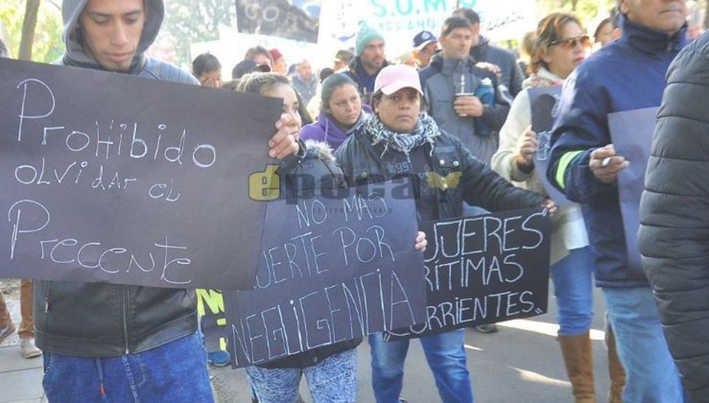 Marcharon en Corrientes para reclamar por la aparición de los tripulantes del pesquero Rigel. (Foto: Época)