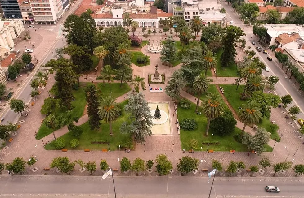 La plaza General Manuel Belgrano, el primer espacio público de San salvador de Jujuy, en el casco histórico de la ciudad.
