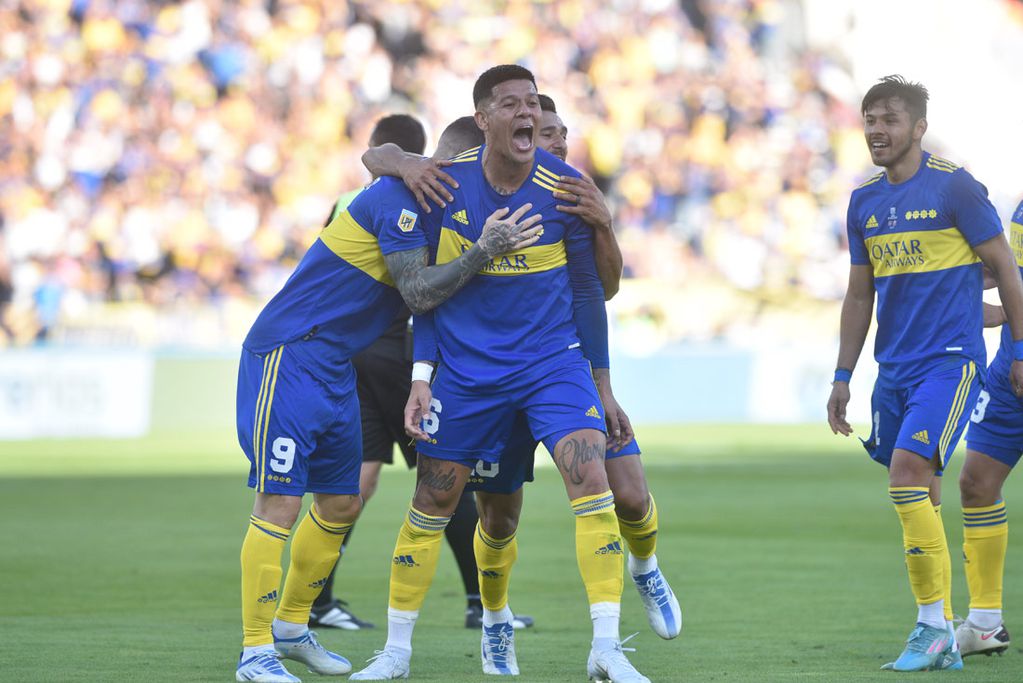 Festejo de Marcos Rojo después de marcar su gol para Boca en la final con Tigre. (Ramiro Pereyra)
