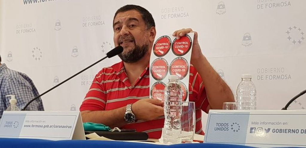 El Ministro de Gobierno, Jorge González, exhibió las obleas rojas