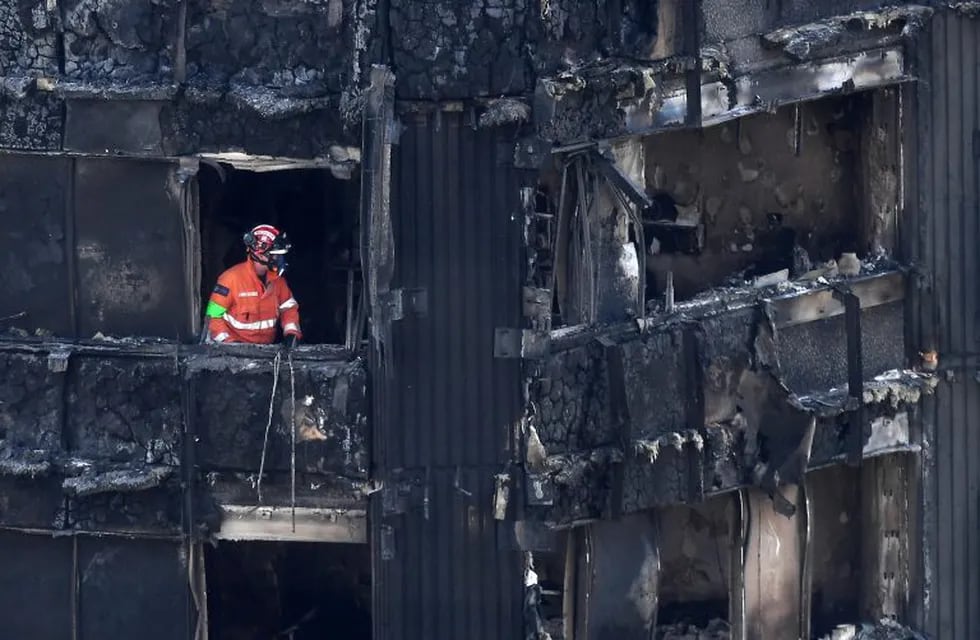 ARA1. London (United Kingdom), 17/06/2017.- A search and rescue worker inside Grenfell Tower, a 24-storey apartment block in North Kensington, London, Britain, 17 June 2017. Search and Rescue efforts are continuing to sift through the burnt out remains of the tower. Some thirty people are confirmed dead with scores of people missing. The cause of the fire is yet not known. (Londres, Incendio) EFE/EPA/ANDY RAIN