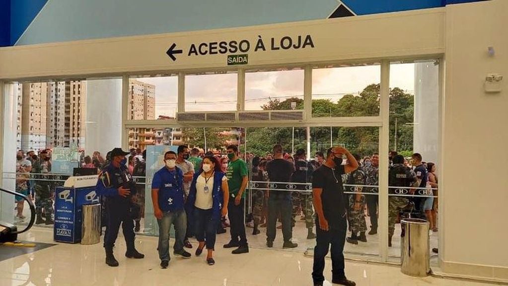 Impresionante multitud de gente en un shopping en Brasil (Web)