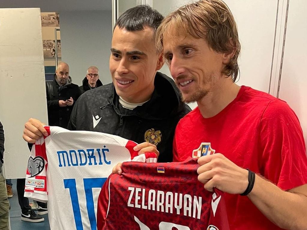 "El Chino" Lucas Zelarayán es figura de Armenia. Compartió un momento y cambió camisetas con Modric, de Croacia. (Instagram Armenia FF).