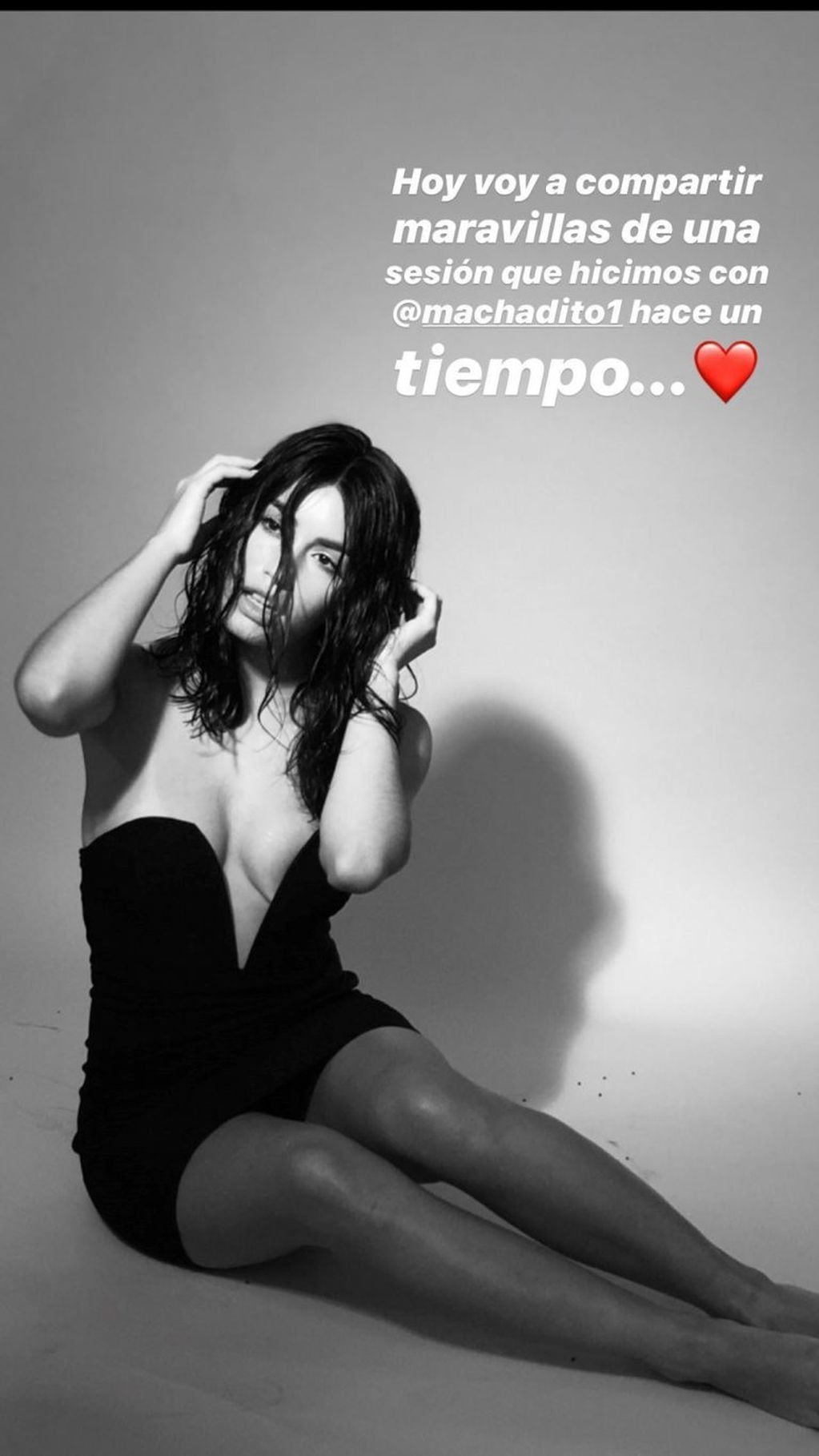 Lali Espósito compartió una sensual foto en la que luce un jugado vestido negro (Foto: Instagram/ @lalioficial)