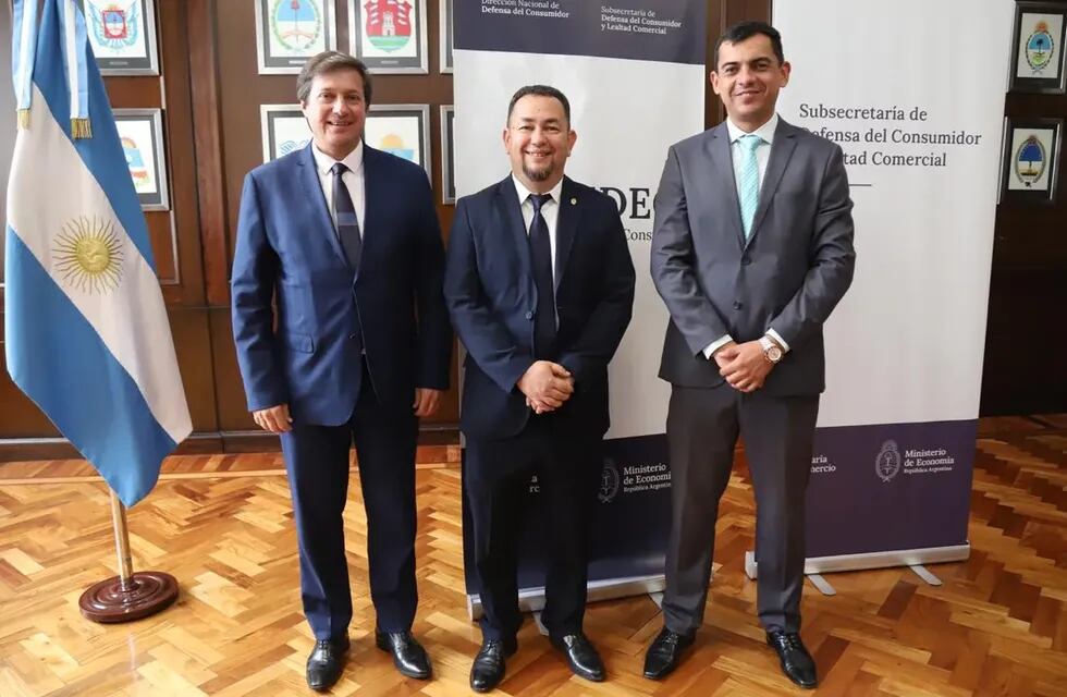 El director de Defensa del Consumidor de la Provincia de Jujuy, Luciano Tula (derecha), fue designado vicepresidente 2° del COFEDEC. Al centro, Fernán Poidomani (presidente), y Diego Puente Rosa (vicepresidente 1°).