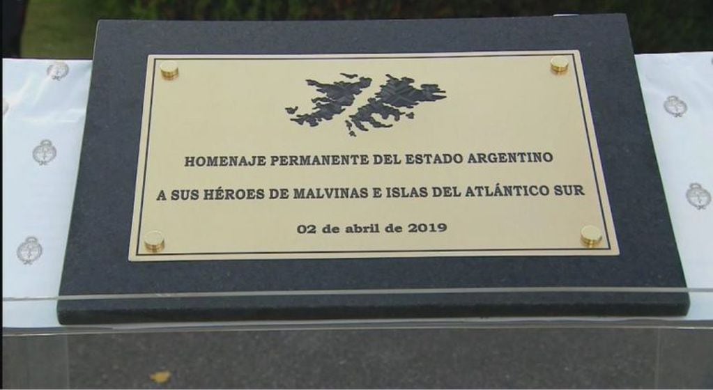 Placa conmemorativa en honor a los héroes de Malvinas