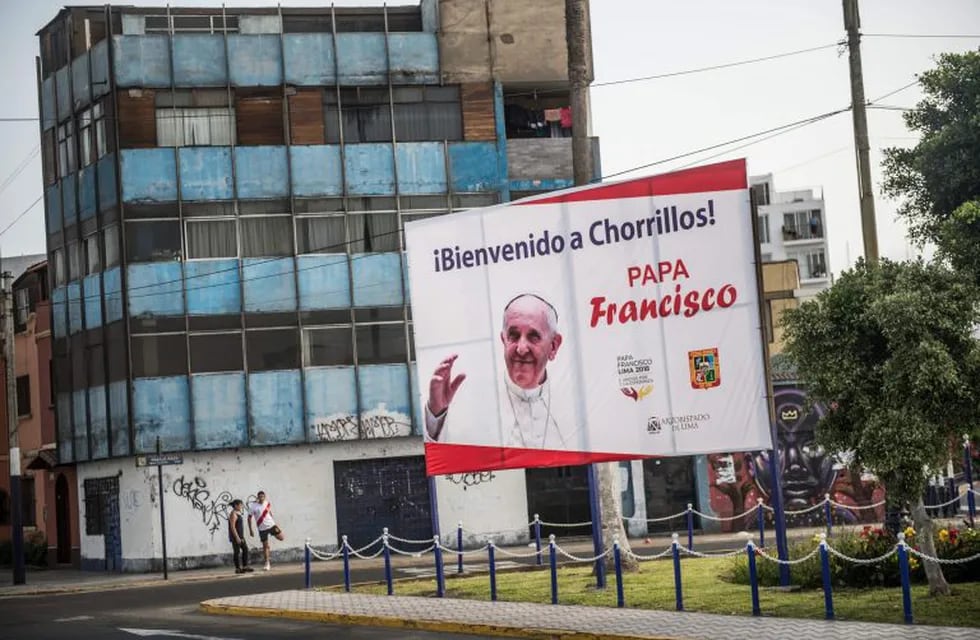 Banners welcoming Pope Francis to Peru are seen in Lima on January 13, 2018. \nPope Francis will visit the cities of Puerto Maldonado, Trujillo and Lima between January 18 and 21. / AFP PHOTO / ERNESTO BENAVIDES