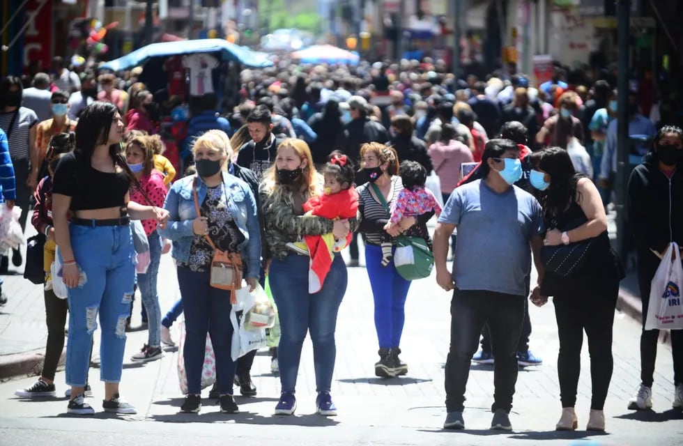 Cientos de personas recorren la peatonal de Córdoba.