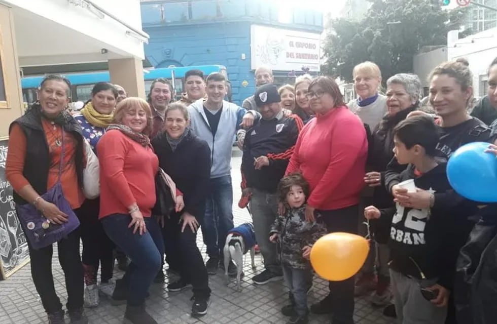 La equina de Mendoza y Maipú se vistió de fiesta por el cumpleaños de Roamón. (Facebook Magaly Biguera)