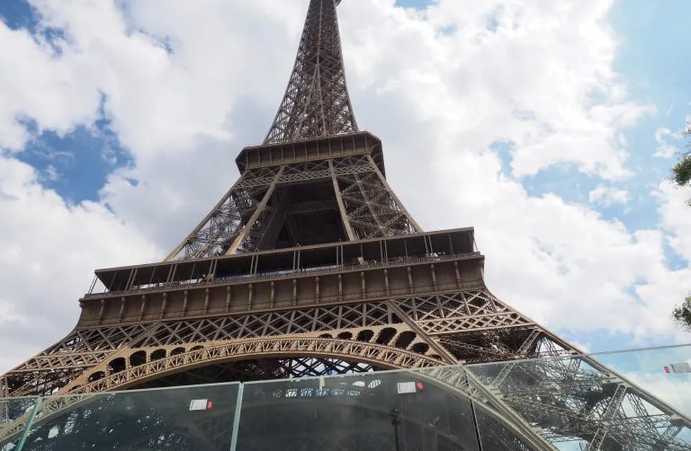 Subastarán una parte de la escalera de la Torre Eiffel. Foto: DPA.