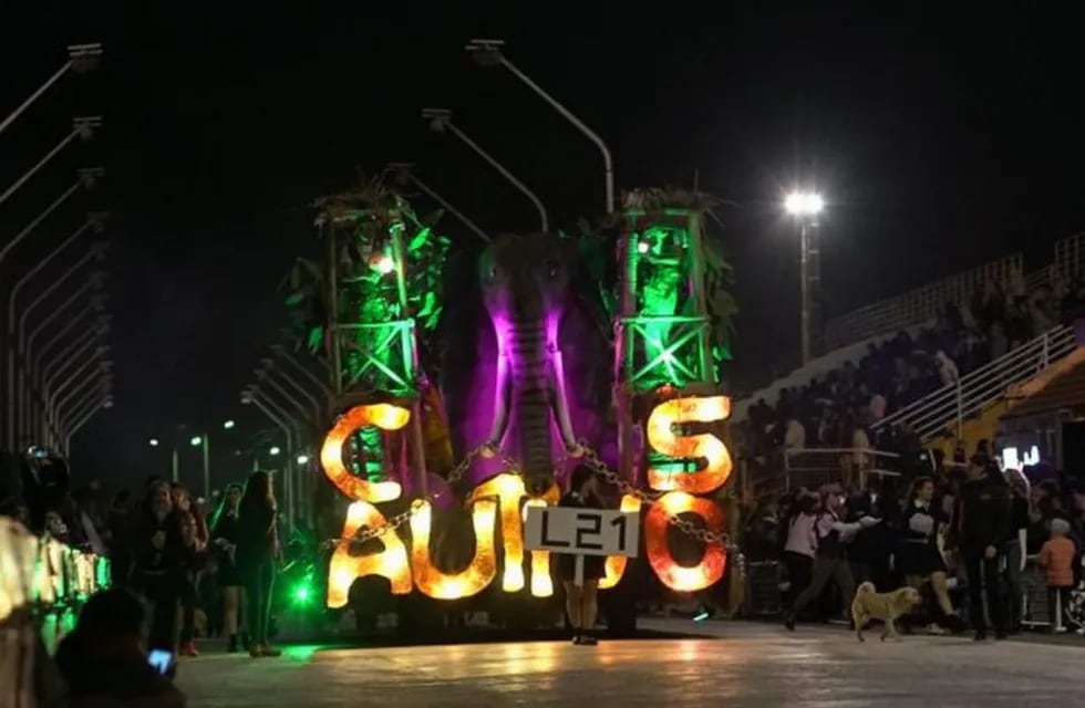 Fiesta Nacional de Carrozas Estudiantil Gualeguaychú 2019\nCrédito: Carrozas Estudiantil