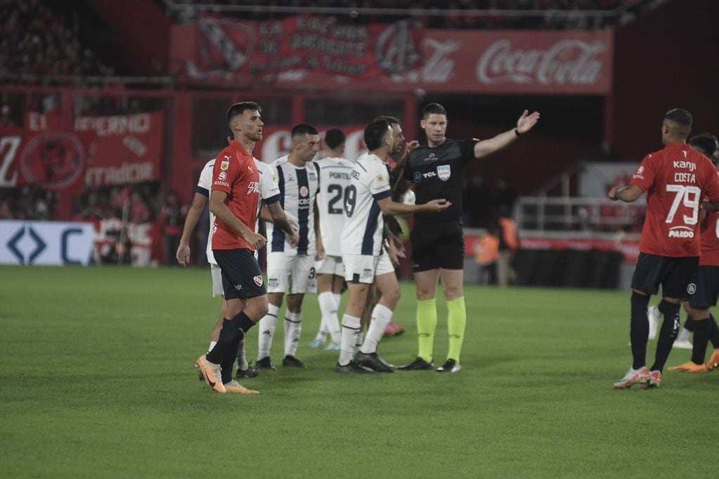 Benavídez y Girotti marcaron los goles de Talleres ante Independiente en Avellaneda. (Federico López Claro / La Voz)