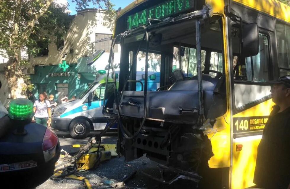 Dos colectivos chocaron en Alvear y San Lorenzo. (@everarnoldo)