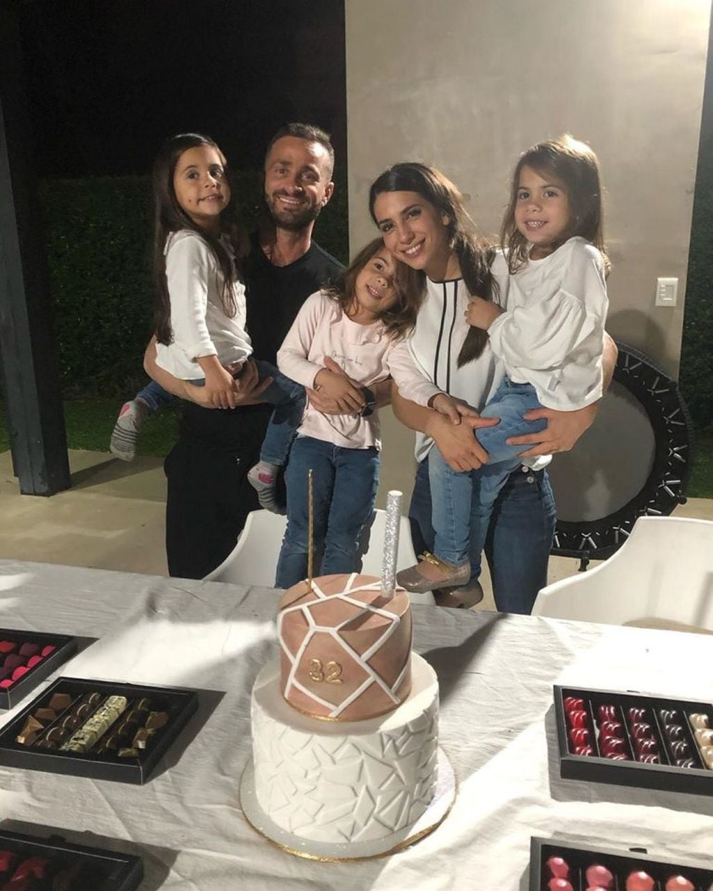 Martín Baclini junto a Cinthia Fernández y sus tres hijas en el día de su cumpleaños (Foto: Instagram/ @cinthia_fernandez_)