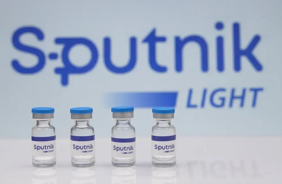 Tras conocerse el primer caso de la variante Ómicron en nuestro país, el Gobierno autorizó la aplicación de la vacuna Sputnik Light. Foto REUTERS.