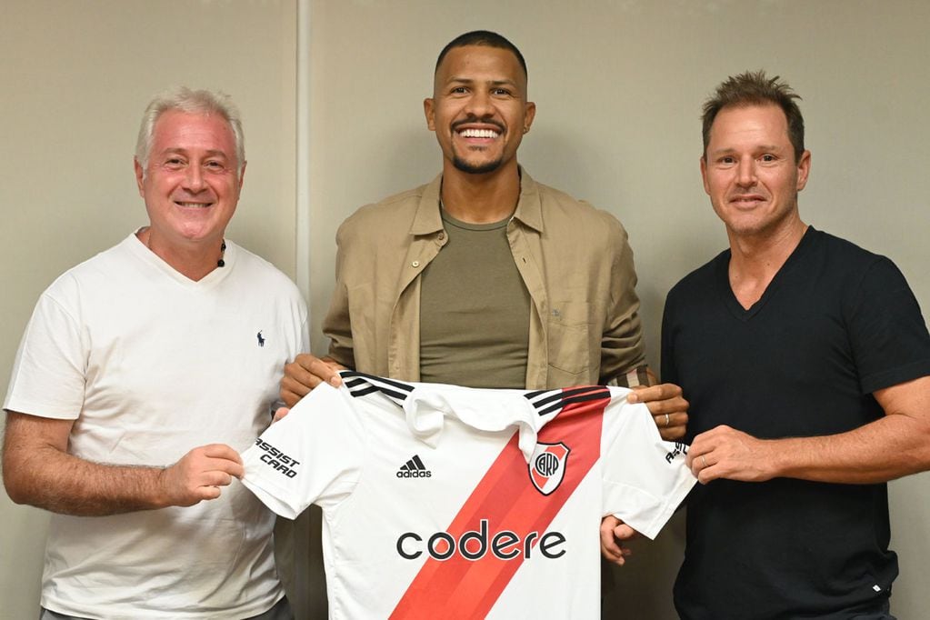 Salomón Rondón se reunió con el presidente millonario Jorge Brito
 y el vicepresidente Matías Patanian
 y firmó el contrato que lo convierte en jugador de la institución hasta diciembre de 2025. (@RiverPlate)