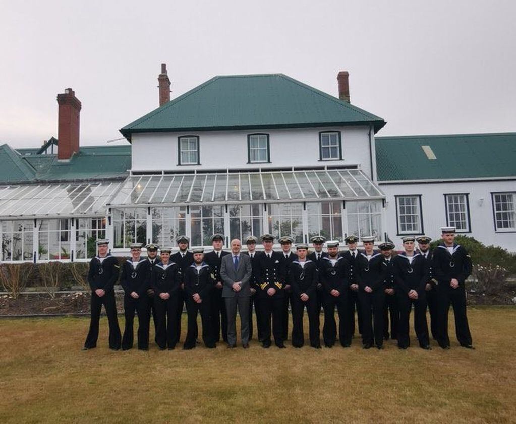Los marinos del "FORTH" visitaron la casa del gobernador.