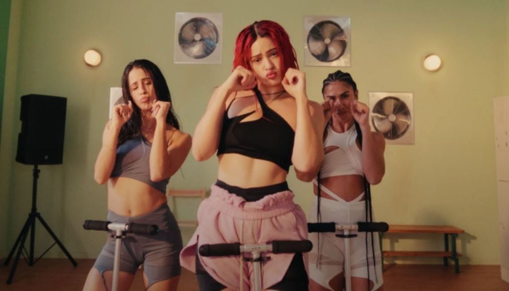 Rosalía en el video de “Chicken Teriyaki”, una de las canciones de "Motomami".