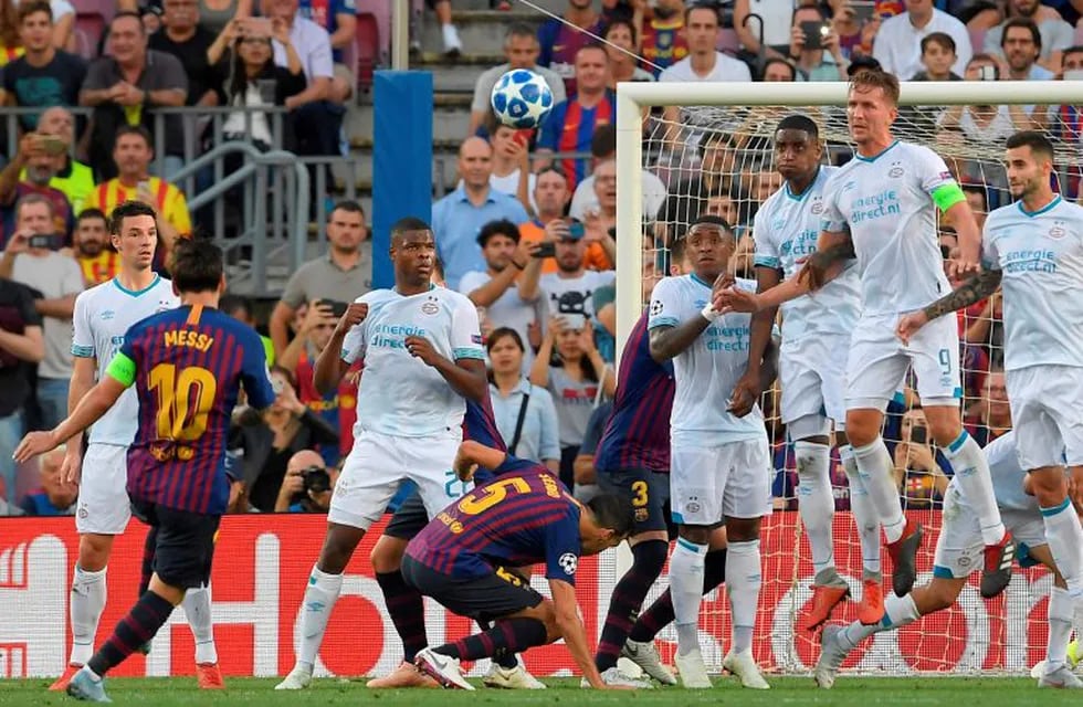 El golazo de tiro libre de Lionel Messi que puso en ventaja al Barcelona. Foto: AFP.