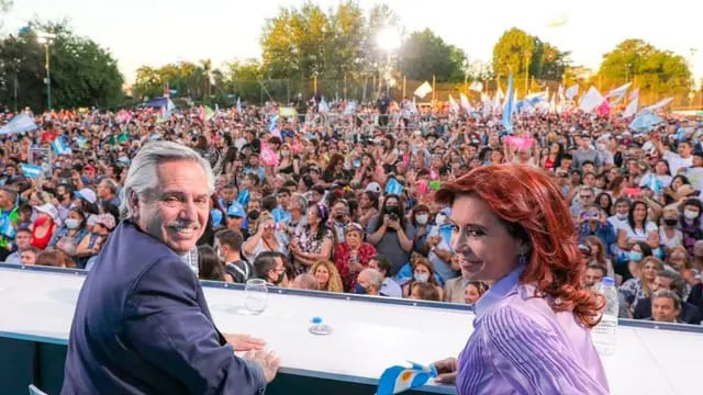 Campaña. El Presidente y Cristina Kirchner, en el cierre de campaña en Merlo. (Prensa Frente de Todos)