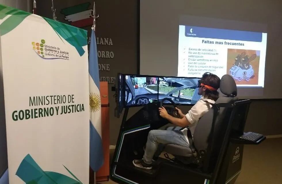 Un alumno conduciendo en el simulador de manejo (Gobierno de La Pampa)