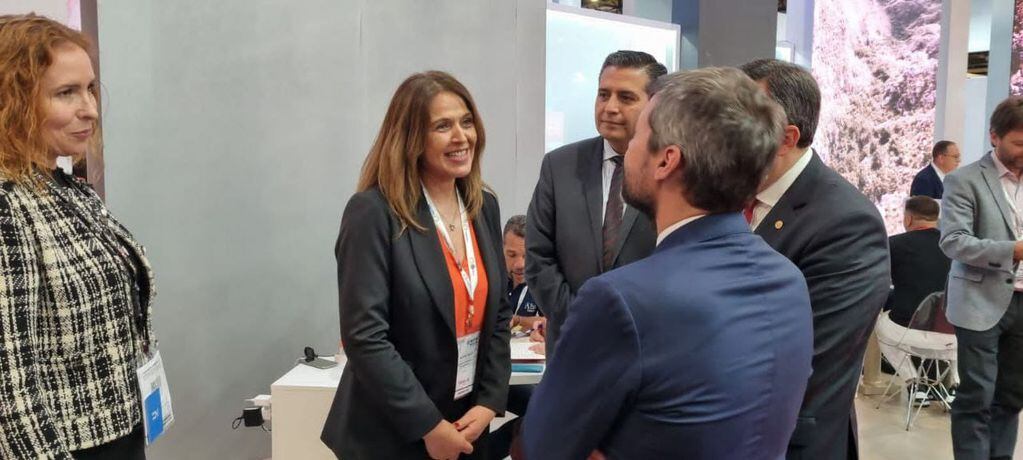 La secretaria de Turismo municipal, Silvina Bello junto al ministro de Turismo y Deportes de la Nación, Matías Lammens en la Feria WTM 2022.