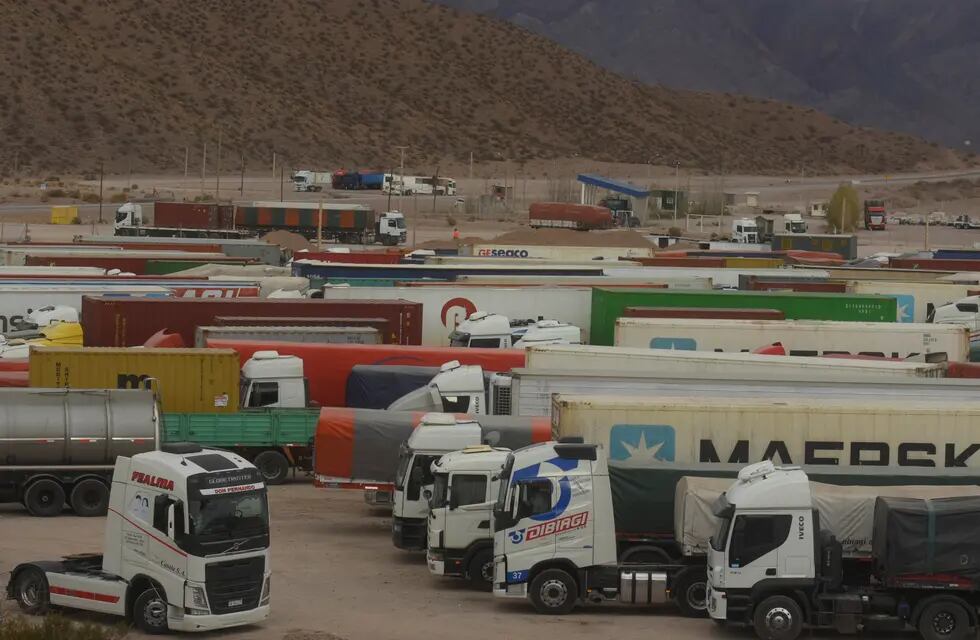 Cientos de camiones se encuentran varados en Uspallata y protestan por los controles sanitarios que realiza Chile en Los Libertadores. Imagen ilustrativa