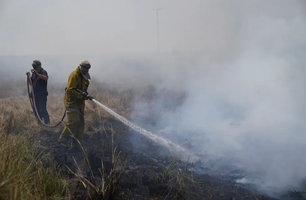 Dos mendocinos se sumaron a la lucha contra los incendios en Corrientes, llevando más de 70 mil litros de agua a las zona afectadas.  FOTO CLARIN
