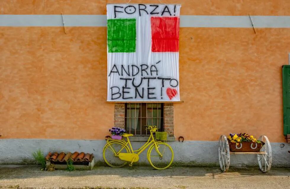 La población de Bérgamo se da ánimo a sí misma, ante la pandemia.