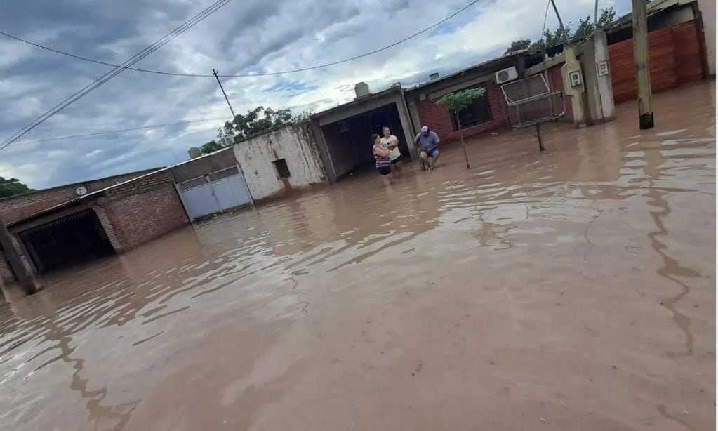 Varias viviendas se vieron anegadas por el fuerte temporal que afectó esta madrugada a varios departamentos de San Juan. Gentileza Diario de Cuyo