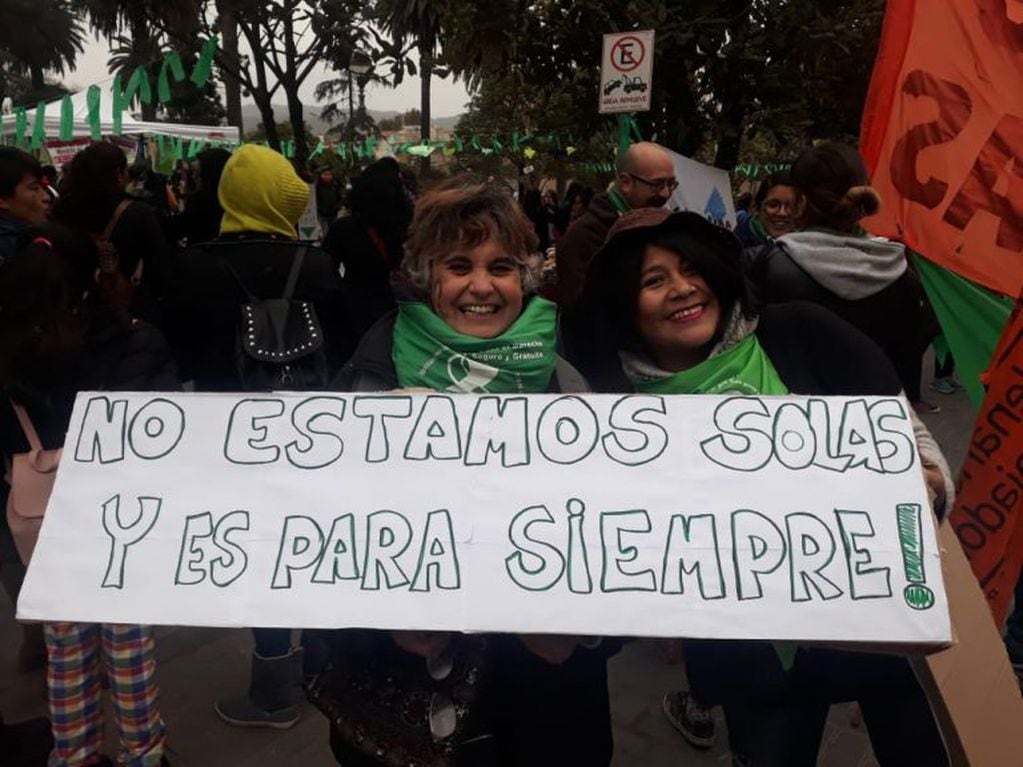 Mujeres se manifiestan en la plaza Belgrano de San Salvador de Jujuy