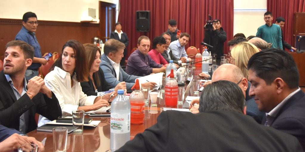 Miembros de la Comisión de Finanzas de la Cámara de Diputados de Jujuy, reunidos para escuchar el informe del ministro Federico Cardozo.