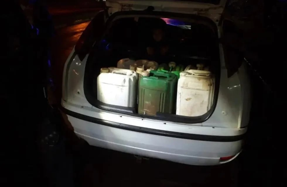Control policial en Puerto Rico logró incautar 6 bidones de combustible ilegal.